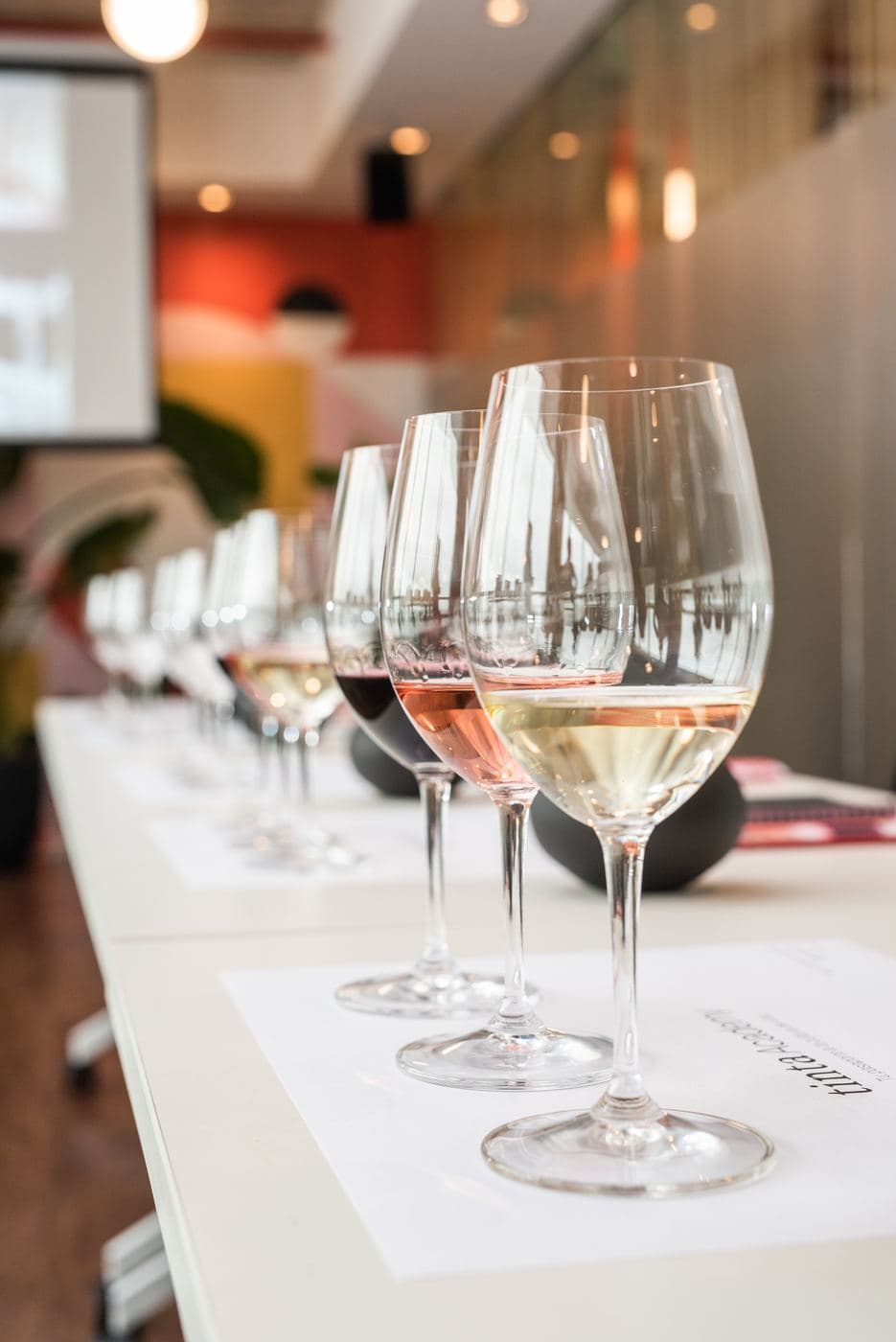 Copas de vino en una cata de Tinta Academy