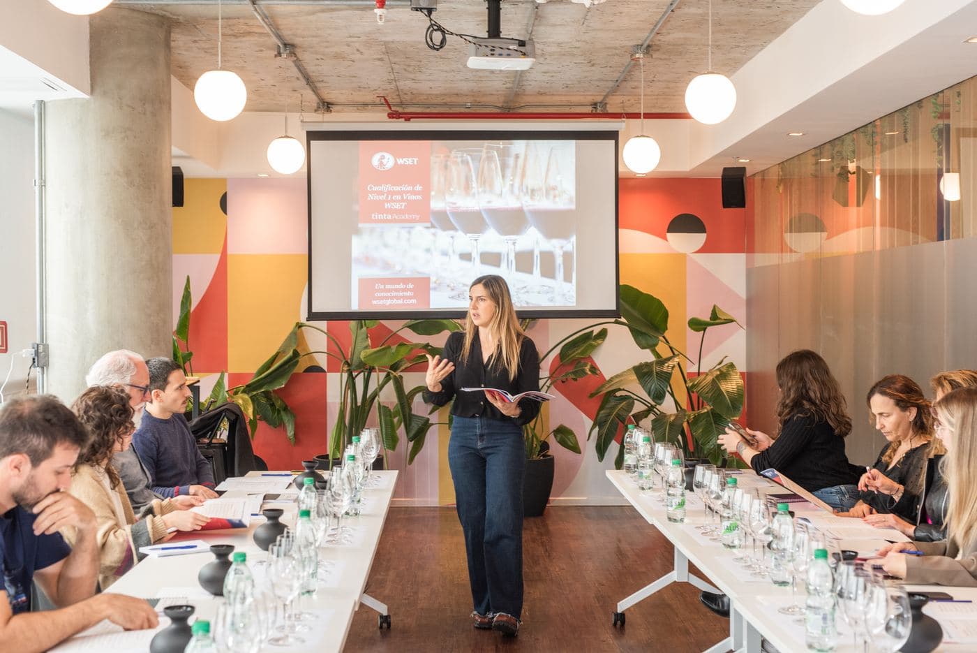 Clase de Tinta Academy con alumnos y proyección de la cualificación WSET Nivel 1